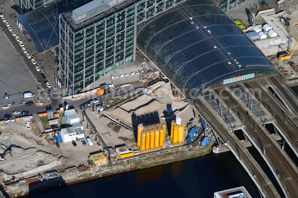 Berlin from the bird's eye view: Track progress and building of the main station of the railway in Berlin, Germany