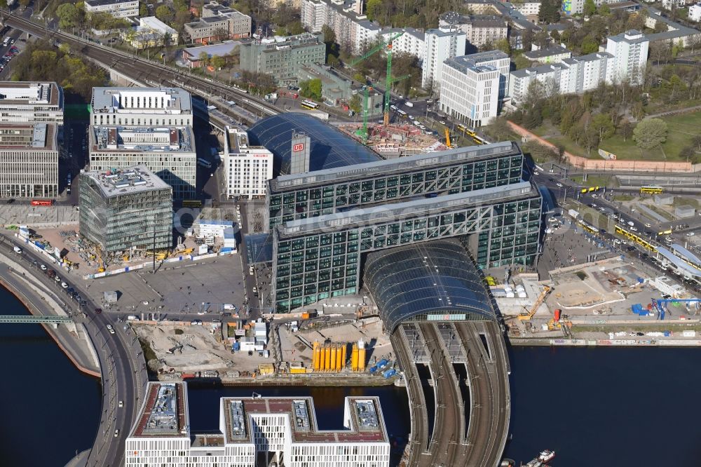 Aerial photograph Berlin - Track progress and building of the main station of the railway in Berlin, Germany