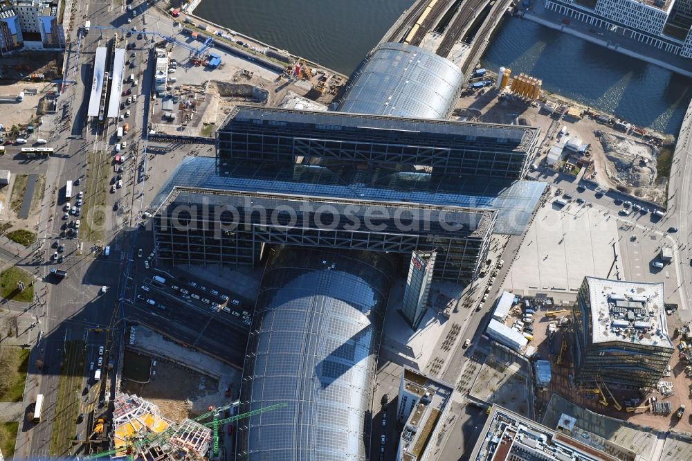 Aerial photograph Berlin - Track progress and building of the main station of the railway in Berlin, Germany