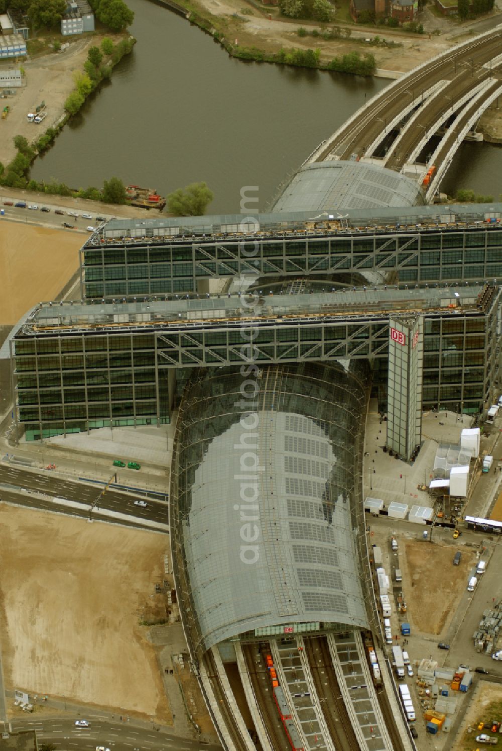 Aerial photograph Berlin - Track progress and building of the main station of the railway in Berlin, Germany