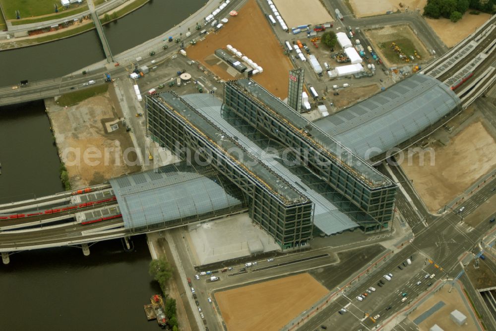 Aerial image Berlin - Track progress and building of the main station of the railway in Berlin, Germany