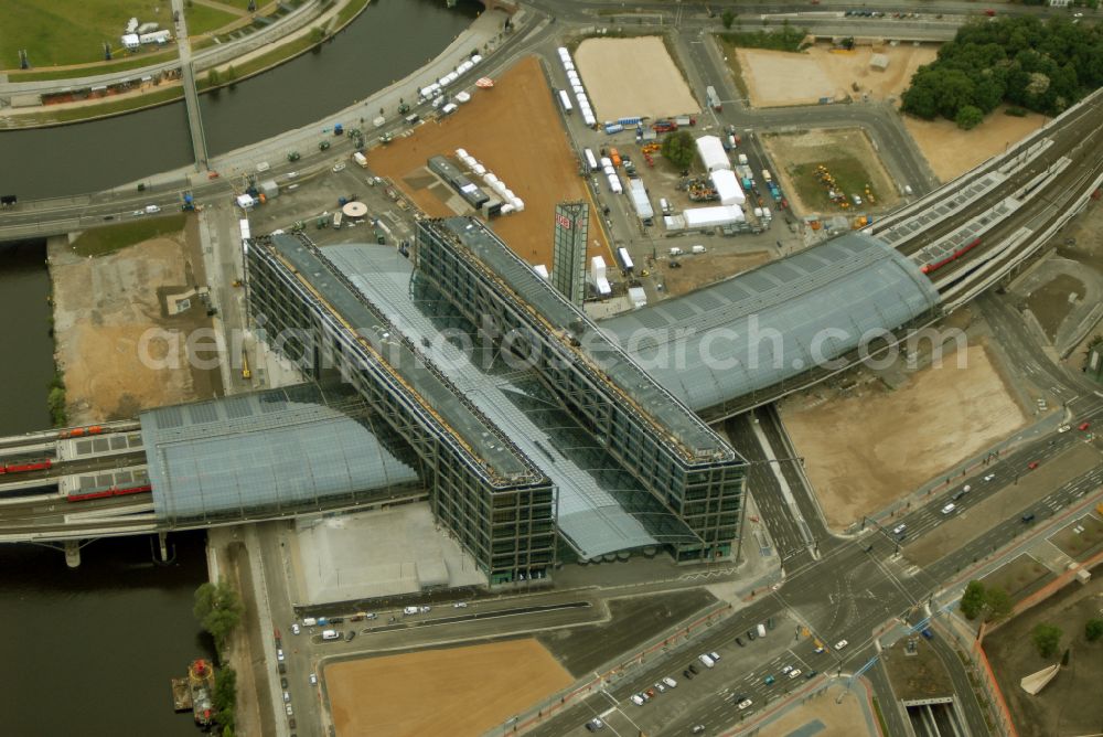 Aerial photograph Berlin - Track progress and building of the main station of the railway in Berlin, Germany