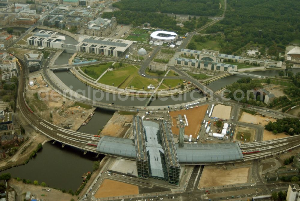 Aerial image Berlin - Track progress and building of the main station of the railway in Berlin, Germany