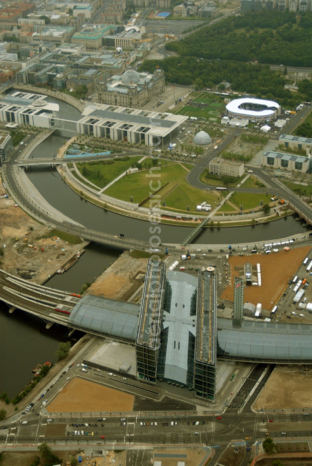 Aerial photograph Berlin - Track progress and building of the main station of the railway in Berlin, Germany