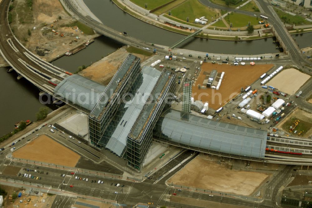 Berlin from the bird's eye view: Track progress and building of the main station of the railway in Berlin, Germany