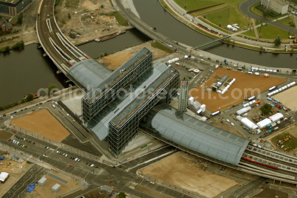 Aerial image Berlin - Track progress and building of the main station of the railway in Berlin, Germany