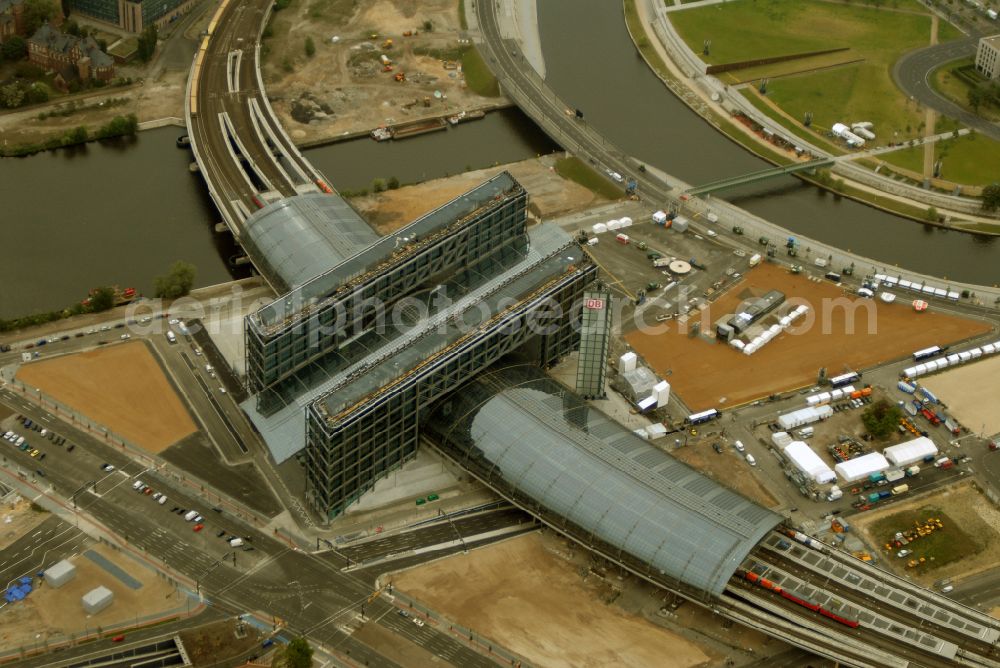 Aerial photograph Berlin - Track progress and building of the main station of the railway in Berlin, Germany