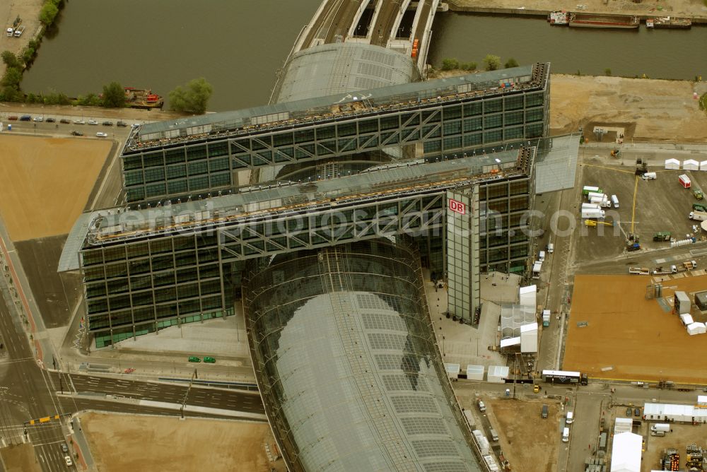 Berlin from the bird's eye view: Track progress and building of the main station of the railway in Berlin, Germany