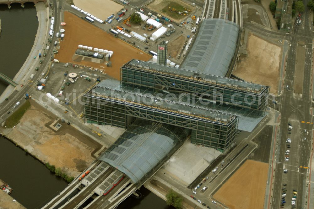 Aerial image Berlin - Track progress and building of the main station of the railway in Berlin, Germany