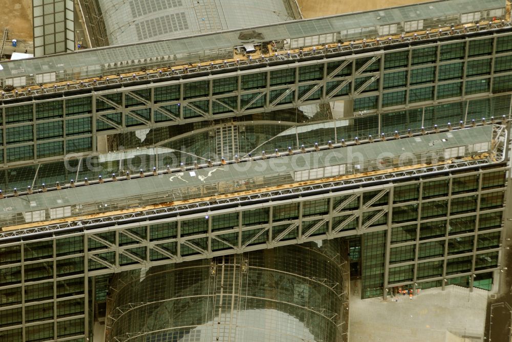 Aerial photograph Berlin - Track progress and building of the main station of the railway in Berlin, Germany