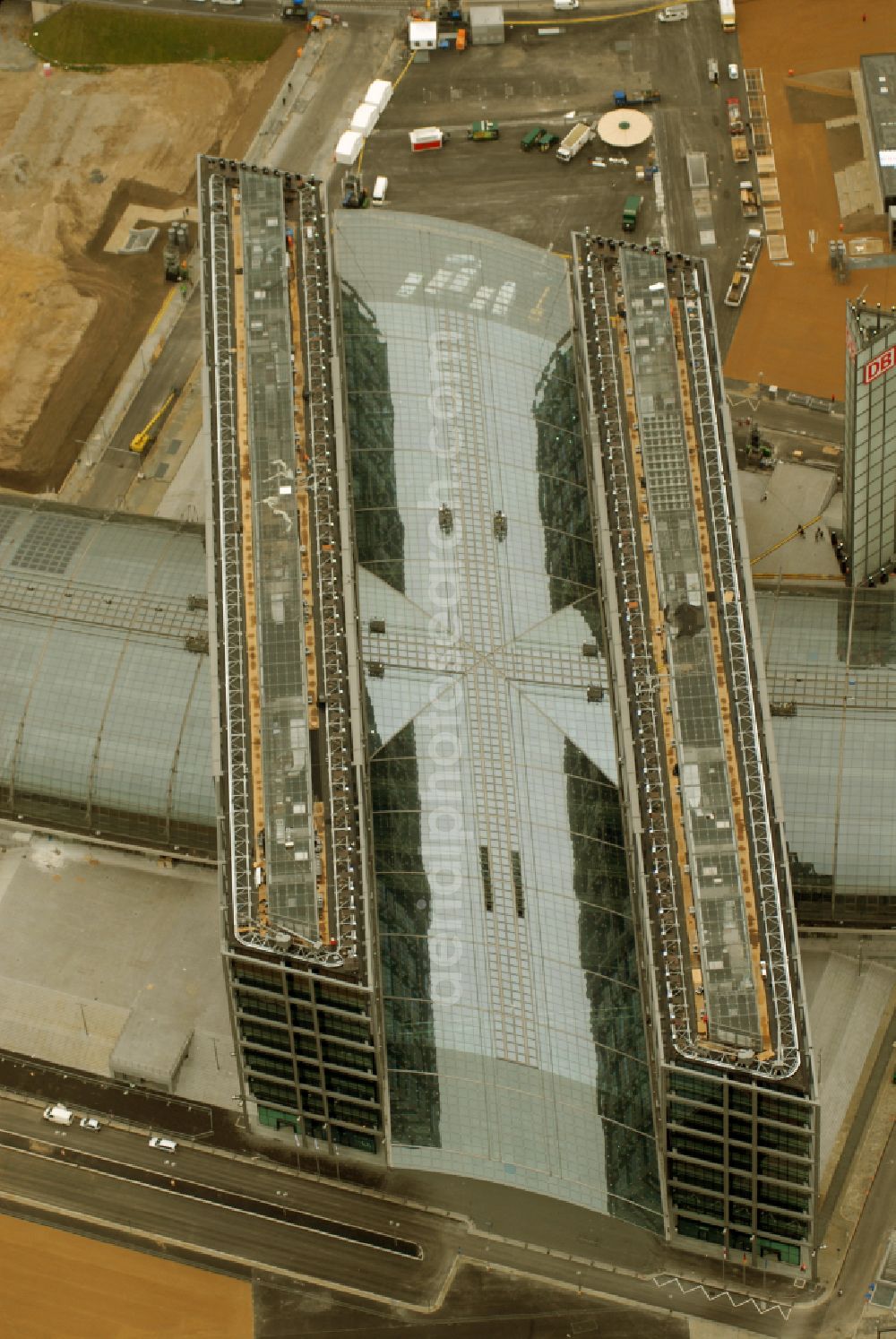 Aerial image Berlin - Track progress and building of the main station of the railway in Berlin, Germany