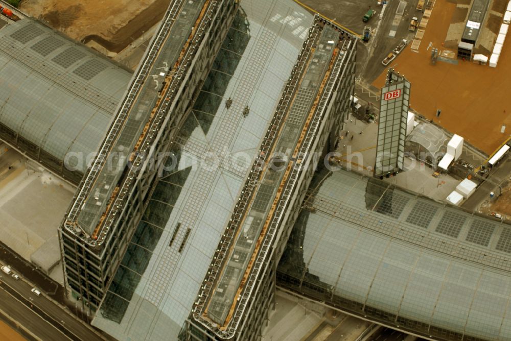 Aerial photograph Berlin - Track progress and building of the main station of the railway in Berlin, Germany