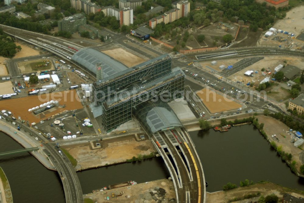 Aerial image Berlin - Track progress and building of the main station of the railway in Berlin, Germany