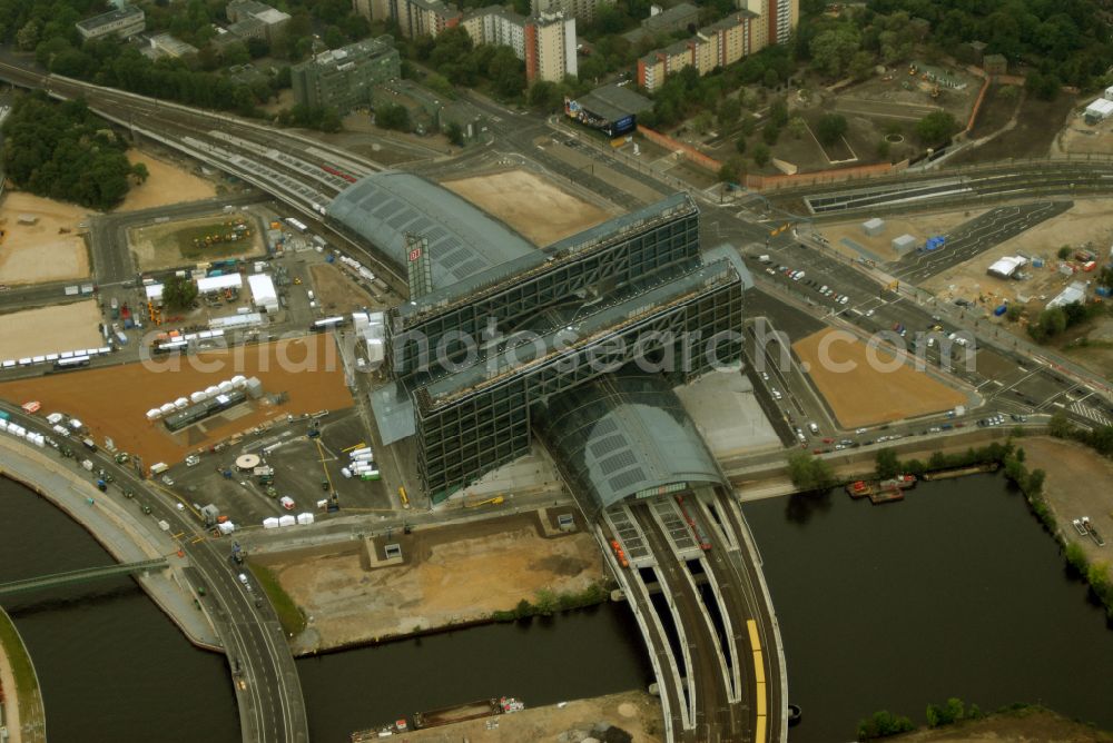 Aerial photograph Berlin - Track progress and building of the main station of the railway in Berlin, Germany