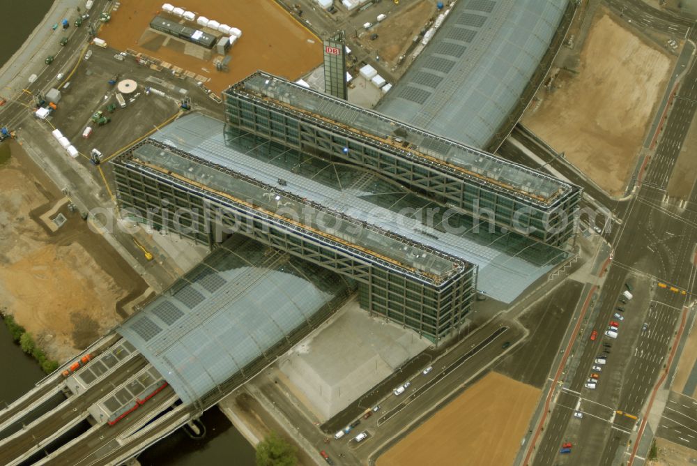 Aerial photograph Berlin - Track progress and building of the main station of the railway in Berlin, Germany