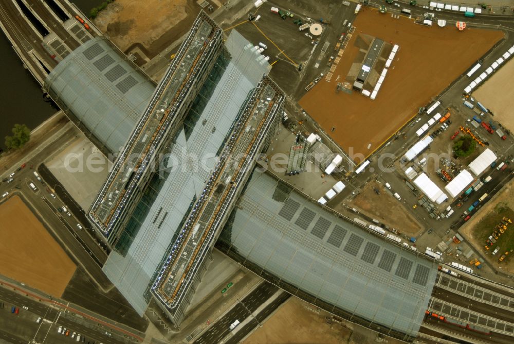 Berlin from the bird's eye view: Track progress and building of the main station of the railway in Berlin, Germany