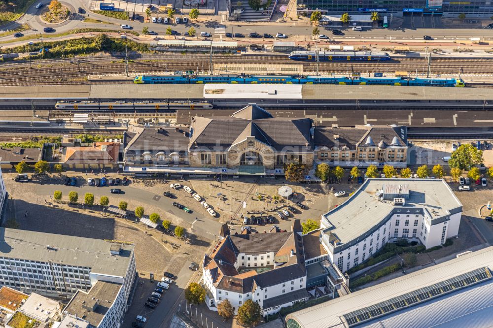 Bielefeld from the bird's eye view: Track progress and building of the main station of the railway on street Bahnhofstrasse in the district Mitte in Bielefeld in the state North Rhine-Westphalia, Germany