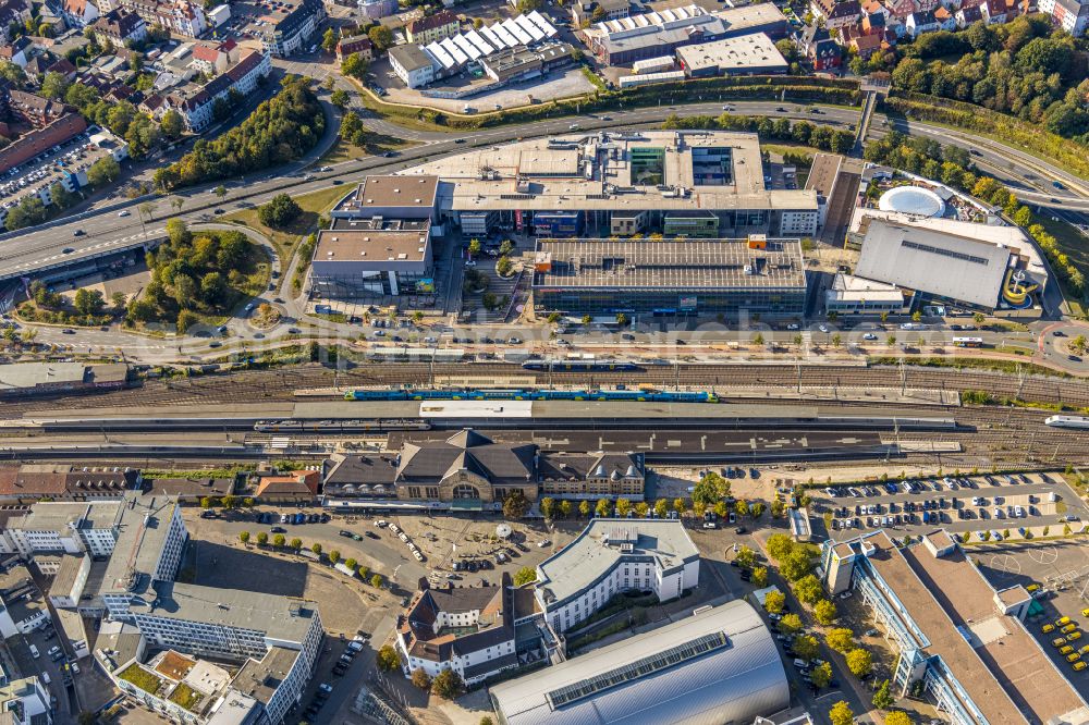 Aerial image Bielefeld - Track progress and building of the main station of the railway on street Bahnhofstrasse in the district Mitte in Bielefeld in the state North Rhine-Westphalia, Germany