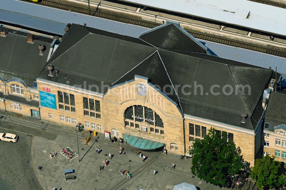 Aerial image Bielefeld - Track progress and building of the main station of the railway on street Bahnhofstrasse in the district Mitte in Bielefeld in the state North Rhine-Westphalia, Germany