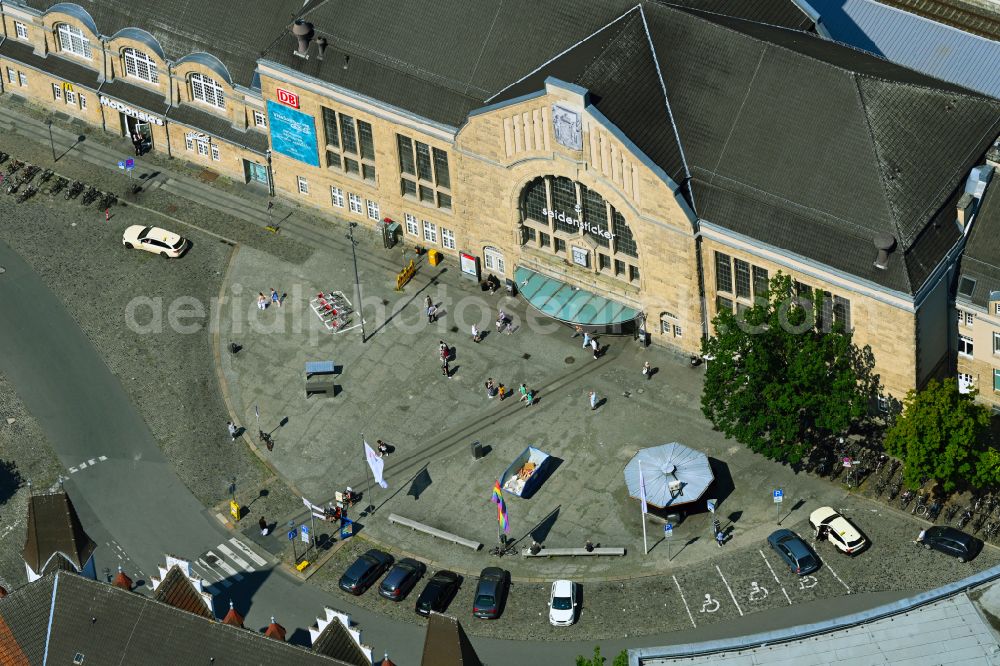 Aerial photograph Bielefeld - Track progress and building of the main station of the railway on street Bahnhofstrasse in the district Mitte in Bielefeld in the state North Rhine-Westphalia, Germany