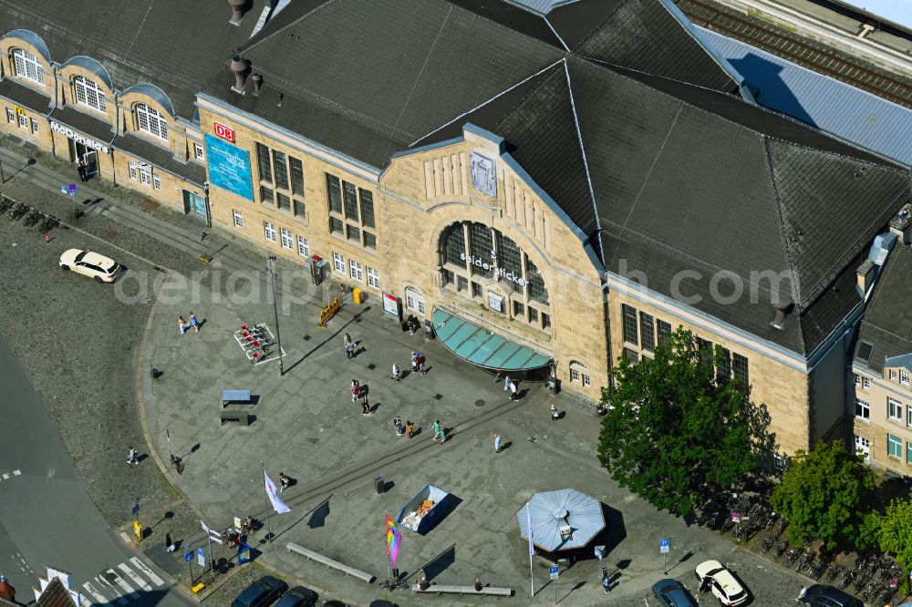 Bielefeld from above - Track progress and building of the main station of the railway on street Bahnhofstrasse in the district Mitte in Bielefeld in the state North Rhine-Westphalia, Germany