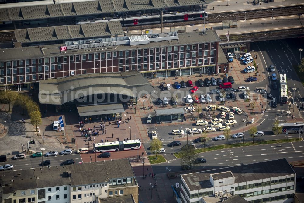 Aerial image Bochum - Track progress and building of the main station of the railway in Bochum in the state North Rhine-Westphalia