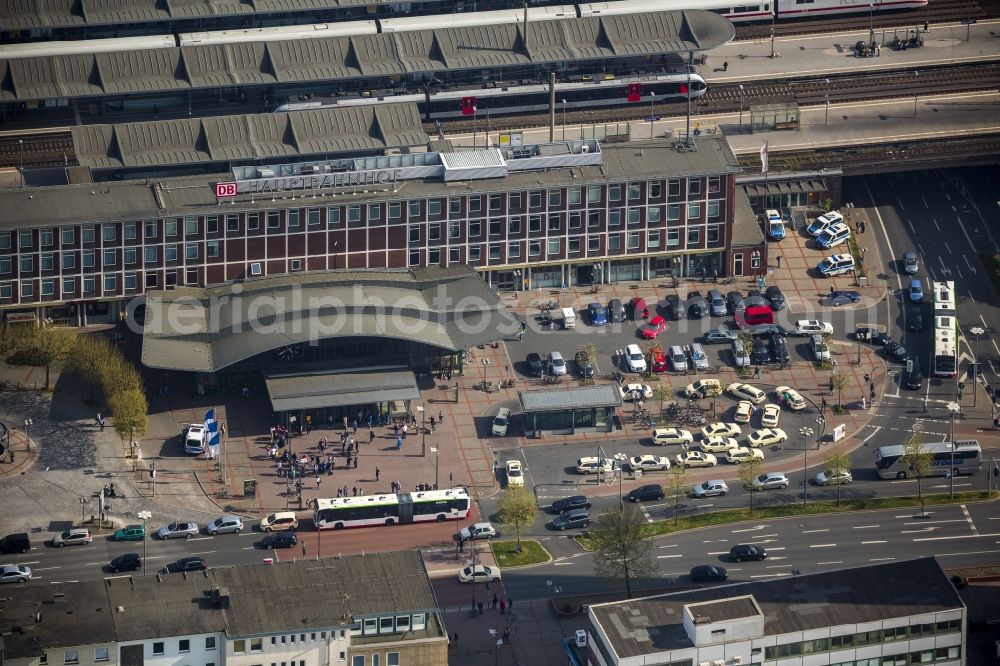 Aerial photograph Bochum - Track progress and building of the main station of the railway in Bochum in the state North Rhine-Westphalia