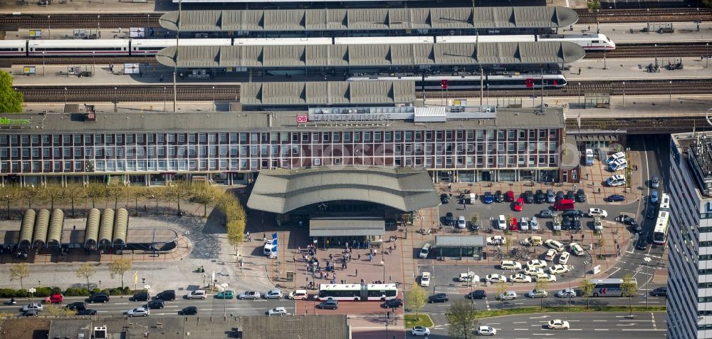 Bochum from above - Track progress and building of the main station of the railway in Bochum in the state North Rhine-Westphalia