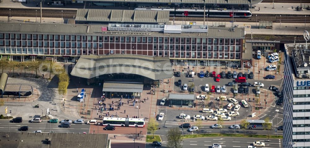 Bochum from the bird's eye view: Track progress and building of the main station of the railway in Bochum in the state North Rhine-Westphalia