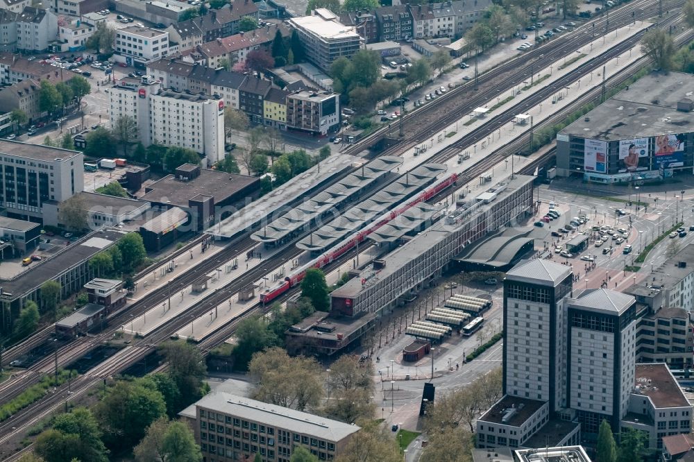 Bochum from the bird's eye view: Track progress and building of the main station of the railway in the district Bochum Mitte in Bochum in the state North Rhine-Westphalia