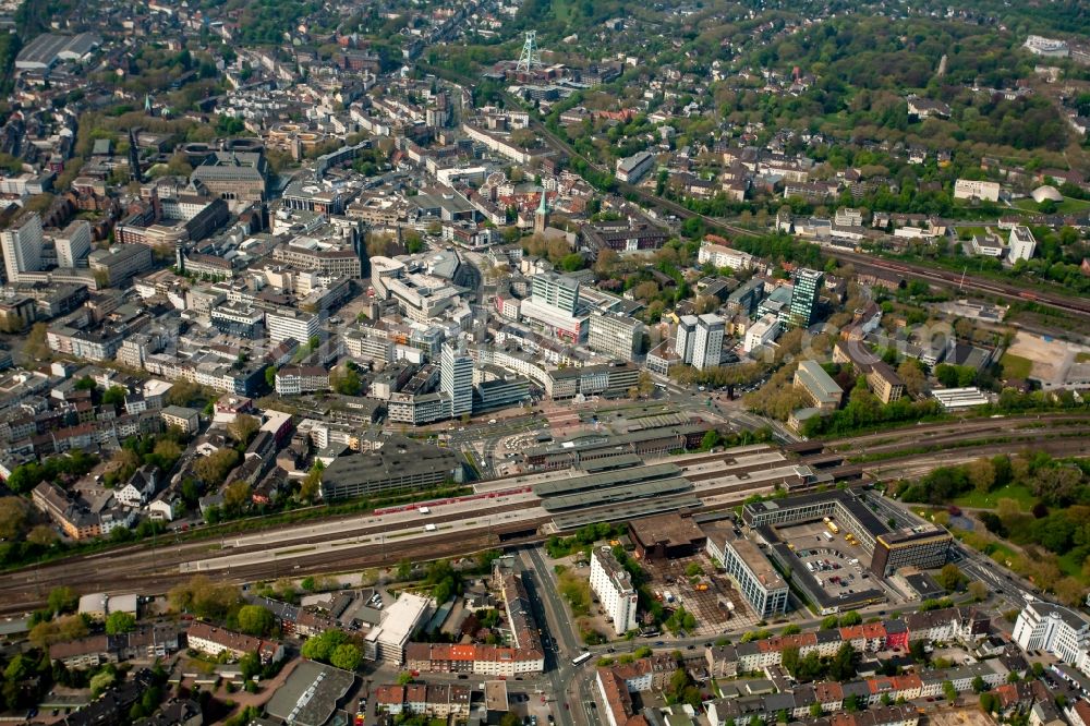 Aerial image Bochum - Track progress and building of the main station of the railway in the district Bochum Mitte in Bochum in the state North Rhine-Westphalia