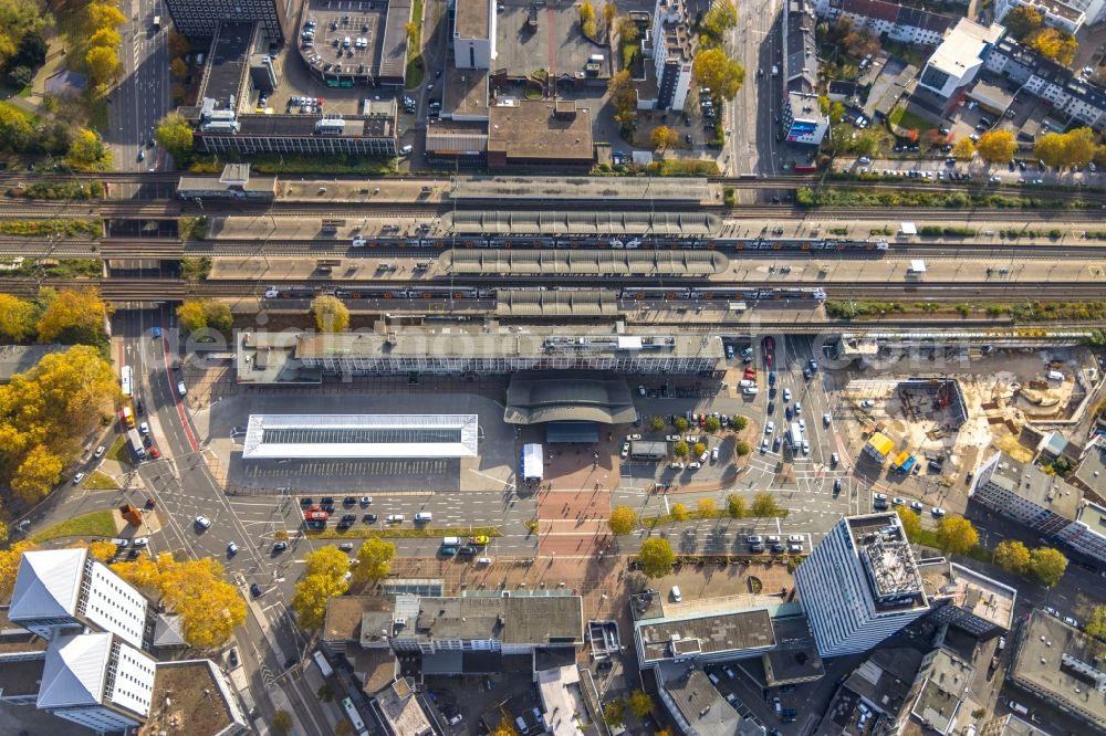 Bochum from above - Track progress and building of the main station of the railway in the district Bochum Mitte in Bochum at Ruhrgebiet in the state North Rhine-Westphalia