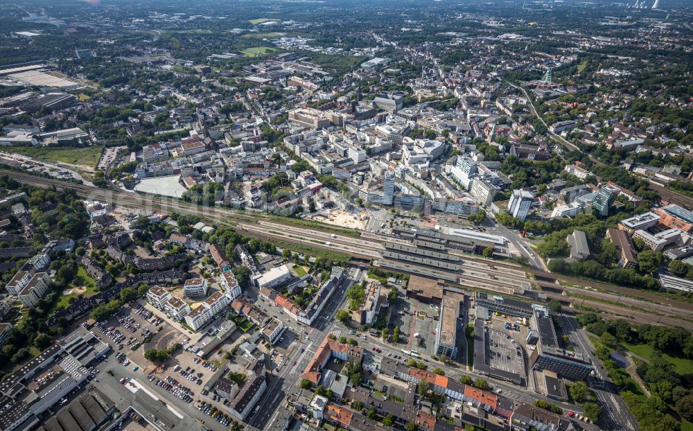 Bochum from the bird's eye view: track progress and building of the main station of the railway in the district Bochum Mitte in Bochum in the state North Rhine-Westphalia