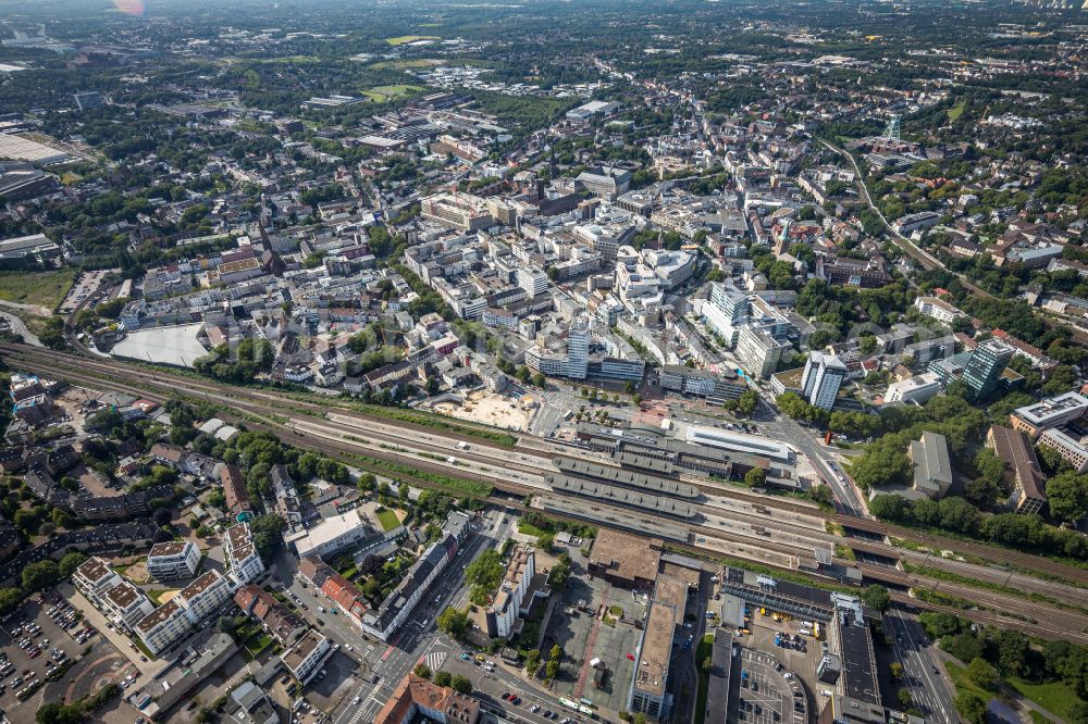 Aerial photograph Bochum - track progress and building of the main station of the railway in the district Bochum Mitte in Bochum in the state North Rhine-Westphalia