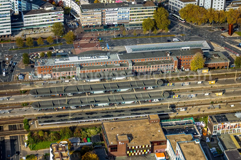 Bochum from above - Track progress and building of the main station of the railway in the district Bochum Mitte in Bochum at Ruhrgebiet in the state North Rhine-Westphalia