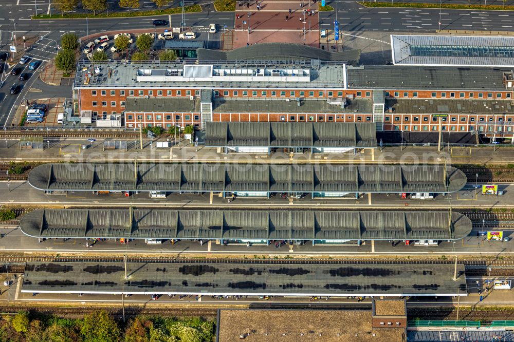 Bochum from the bird's eye view: Track progress and building of the main station of the railway in the district Bochum Mitte in Bochum at Ruhrgebiet in the state North Rhine-Westphalia