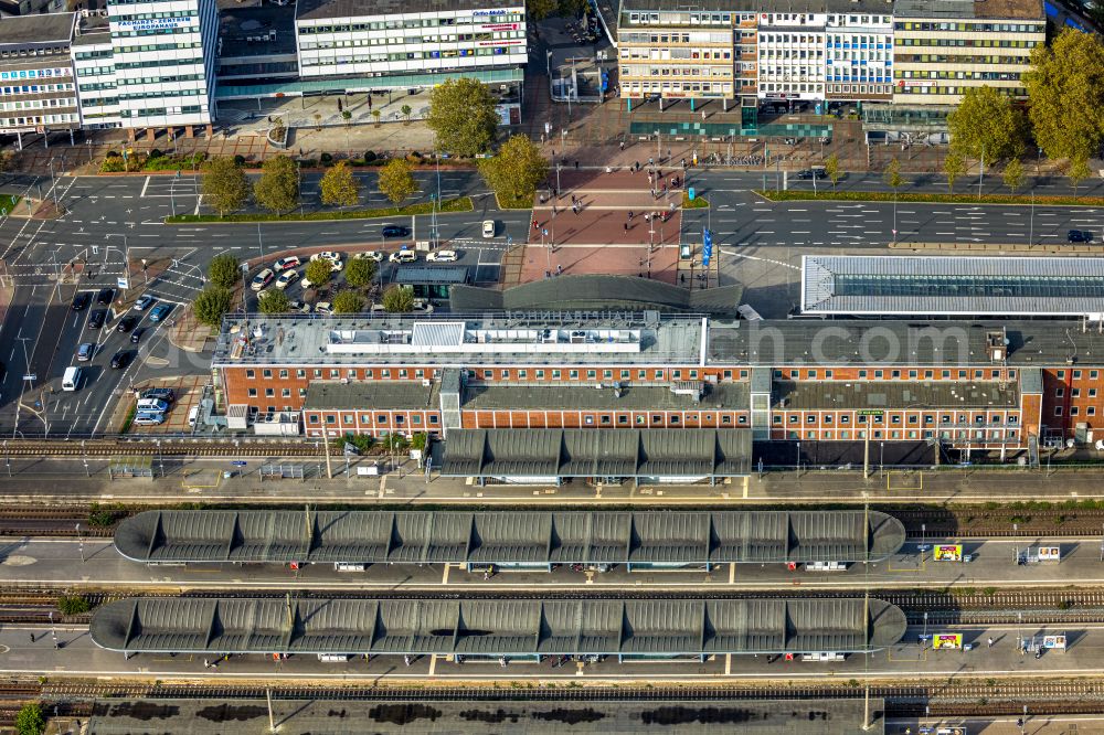 Aerial image Bochum - Track progress and building of the main station of the railway in the district Bochum Mitte in Bochum at Ruhrgebiet in the state North Rhine-Westphalia