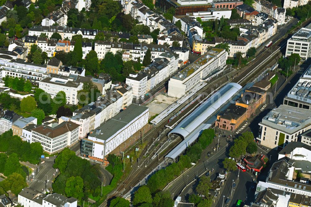 Bonn from the bird's eye view: Track layout and building of the main train station of the Deutsche Bahn in Bonn in the state North Rhine-Westphalia, Germany