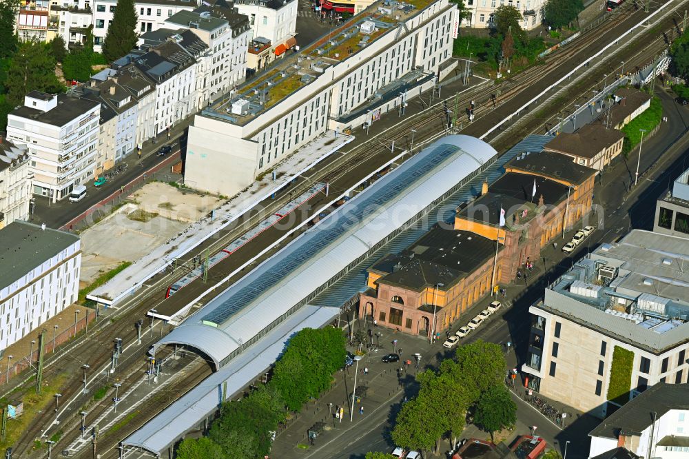 Aerial photograph Bonn - Track layout and building of the main train station of the Deutsche Bahn in Bonn in the state North Rhine-Westphalia, Germany