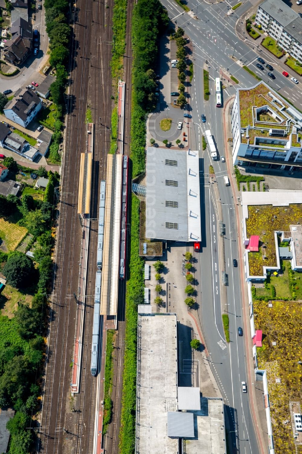 Bottrop from the bird's eye view: Track progress and building of the main station of the railway in Bottrop in the state North Rhine-Westphalia