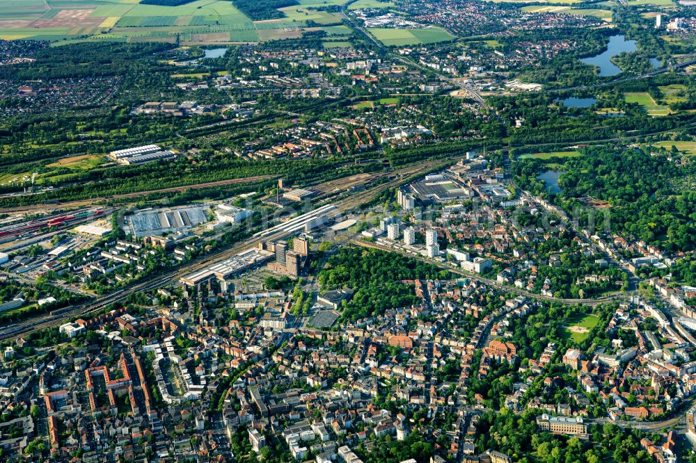 Aerial photograph Braunschweig - Track progress and building of the main station of the railway on place Willy-Brandt-Platz in Braunschweig in the state Lower Saxony