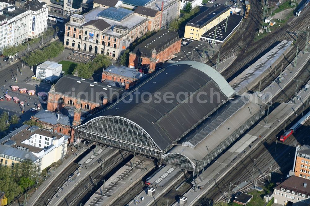 Aerial image Bremen - Track progress and building of the main station of the railway in Bremen, Germany