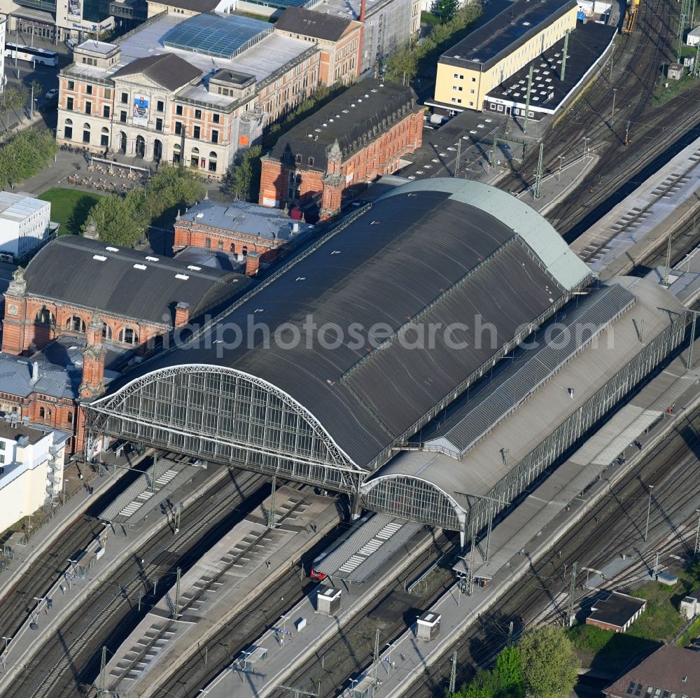 Aerial photograph Bremen - Track progress and building of the main station of the railway in Bremen, Germany