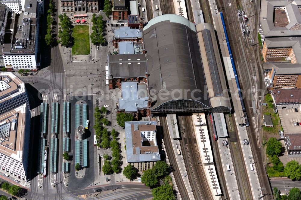 Aerial photograph Bremen - Track progress and building of the main station of the railway in Bremen, Germany