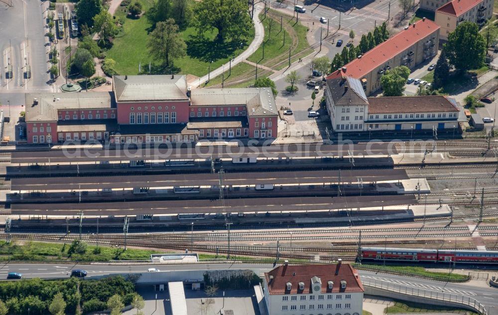 Aerial photograph Dessau-Roßlau - Track progress and building of the main station of the railway in Dessau-Rosslau in the state Saxony-Anhalt