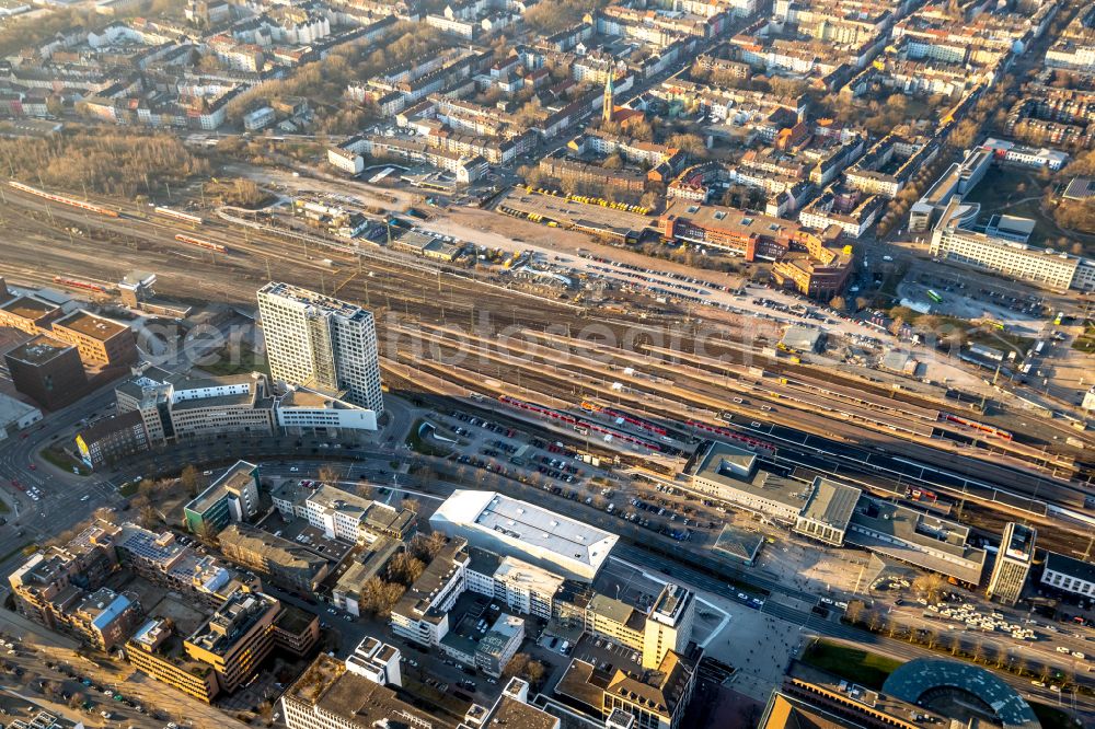 Dortmund from the bird's eye view: Track progress and building of the main station of the railway in Dortmund at Ruhrgebiet in the state North Rhine-Westphalia, Germany