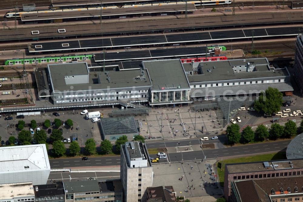 Dortmund from the bird's eye view: Track progress and building of the main station of the railway in Dortmund in the state North Rhine-Westphalia, Germany