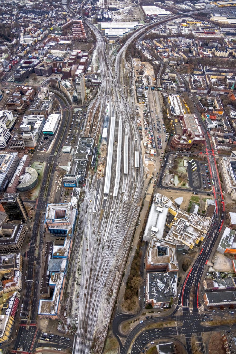 Dortmund from the bird's eye view: Track progress and building of the main station of the railway in Dortmund at Ruhrgebiet in the state North Rhine-Westphalia, Germany