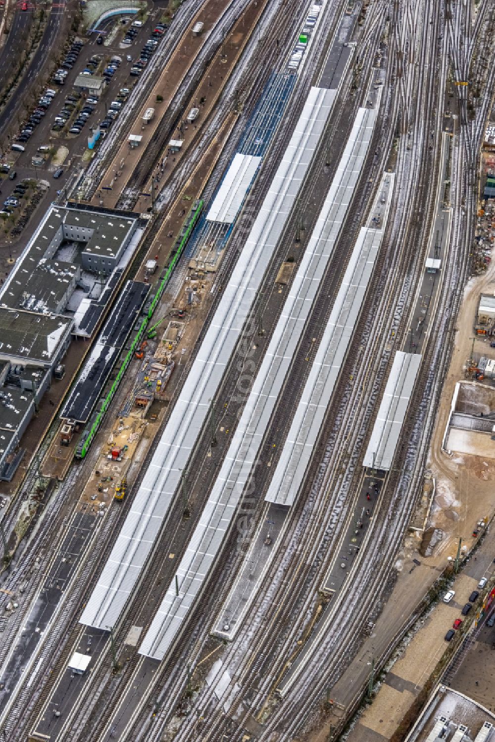 Aerial image Dortmund - Track progress and building of the main station of the railway in Dortmund at Ruhrgebiet in the state North Rhine-Westphalia, Germany