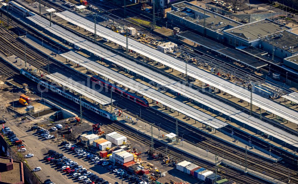 Dortmund from the bird's eye view: Track progress and building of the main station of the railway in Dortmund in the state North Rhine-Westphalia, Germany